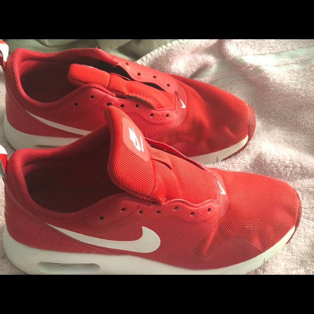 Red Nike Air Max Tavas